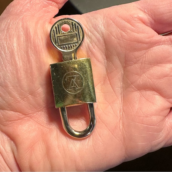 LV Lock and Key # 233 - Picture 5 of 7